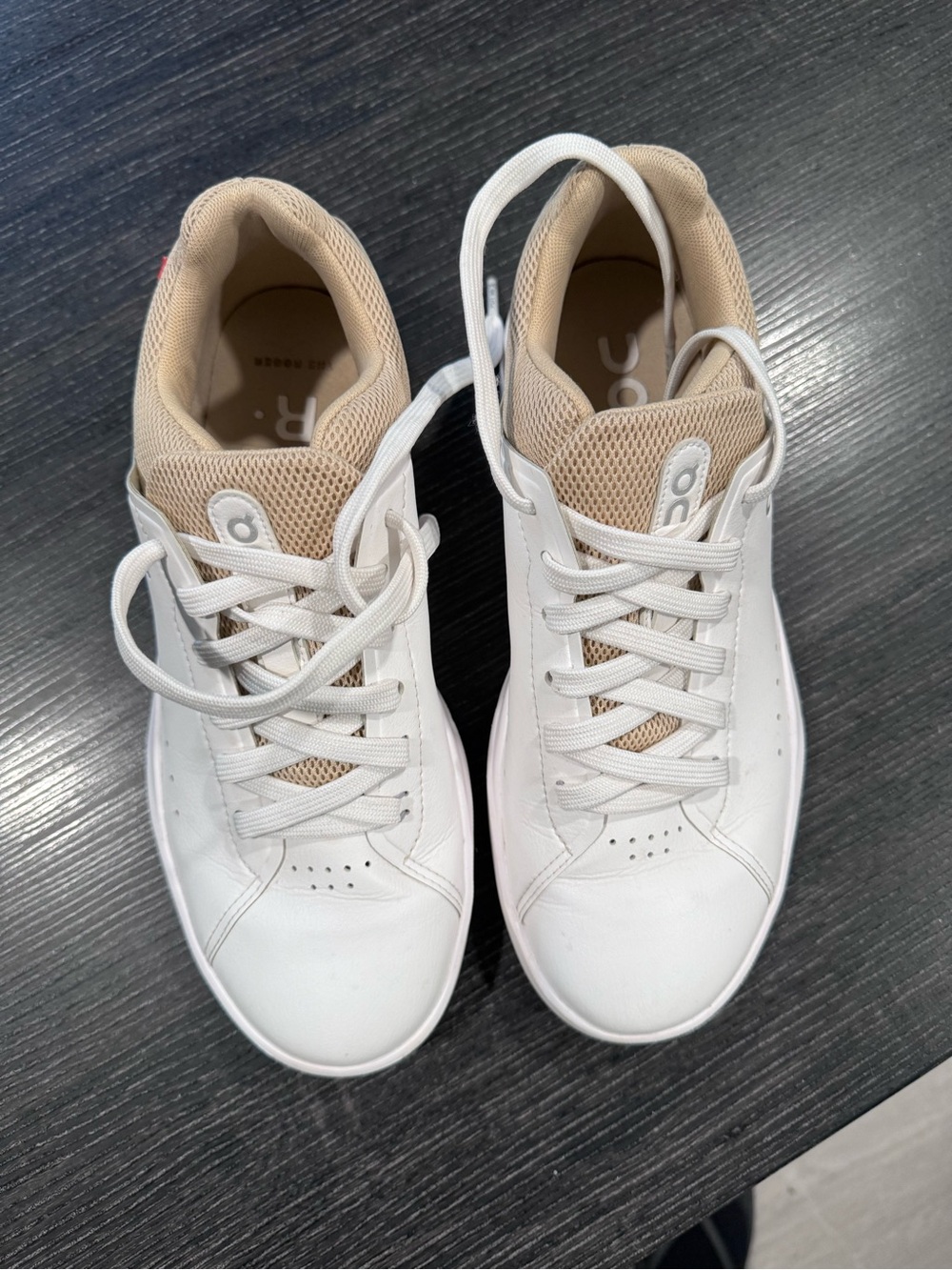 On Women's THE ROGER Advantage Shoes white beige - Picture 3 of 9